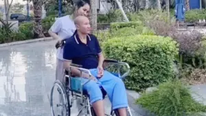 Anh Phạm Hùng Cường kiên trì tập phục hồi chức năng sau tai nạn, với sự đồng hành và chăm sóc của người vợ 28 tuổi.