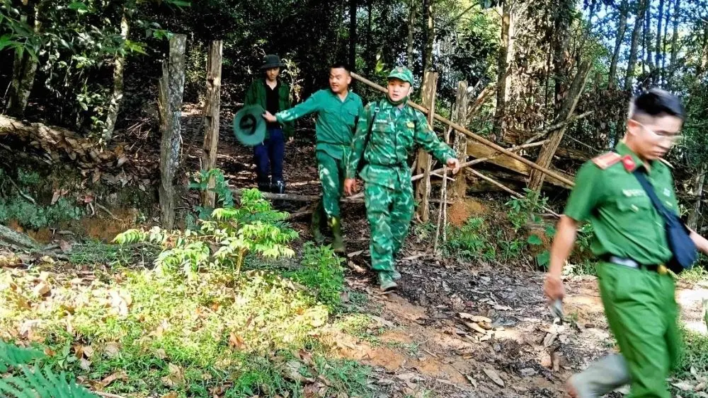 Lực lượng chức năng và người dân tiếp tục tìm kiếm cụ X.C.C., 92 tuổi, mất tích khi đi cắt cỏ cho trâu tại Nghệ An.