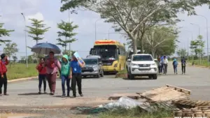 Giá đất nền và căn hộ tại nhiều khu vực đồng loạt giảm, có nơi giảm gần một nửa, trong khi giao dịch vẫn trầm lắng.