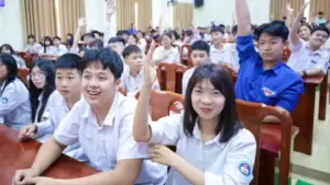 Học sinh sau lớp 10 công lập có nhiều hướng đi, từ THPT ngoài công lập đến GDTX, học nghề, nhưng cần được định hướng sớm.