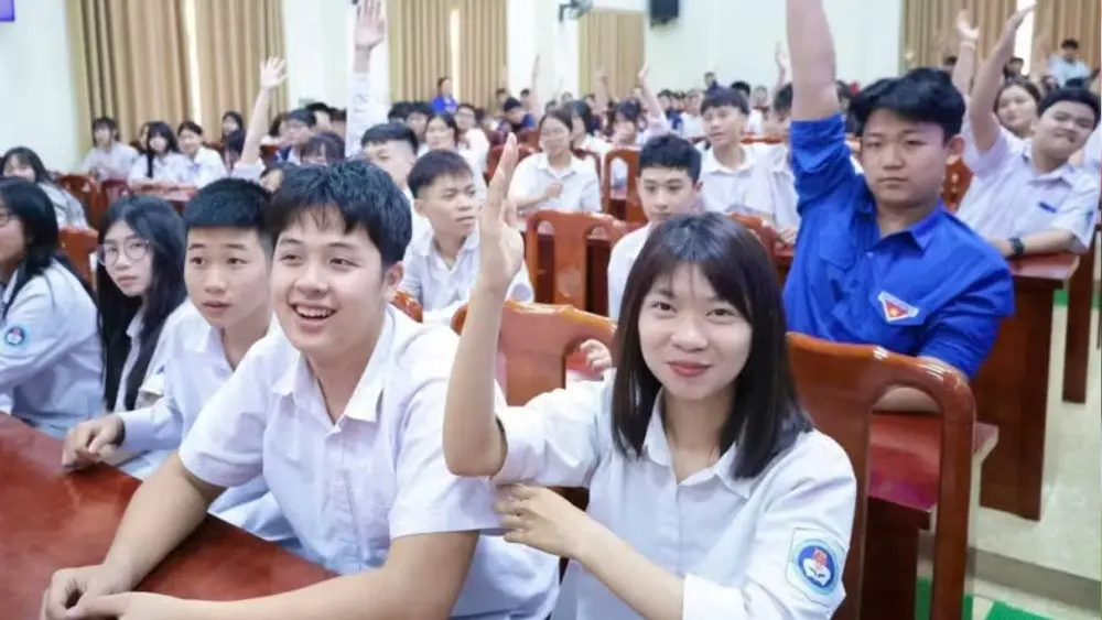 Học sinh sau lớp 10 công lập có nhiều hướng đi, từ THPT ngoài công lập đến GDTX, học nghề, nhưng cần được định hướng sớm.