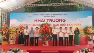 Mô hình chăm sóc người cao tuổi ban ngày tại Hà Nội có mức phí dự kiến khoảng 5 triệu đồng/tháng, giúp người già được chăm sóc mà vẫn về nhà.
