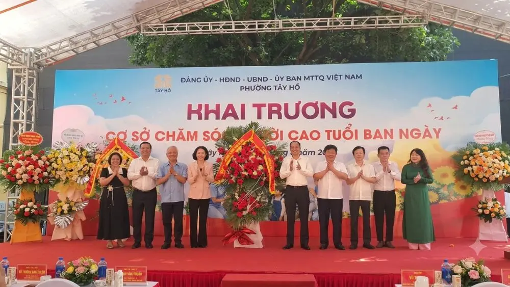 Mô hình chăm sóc người cao tuổi ban ngày tại Hà Nội có mức phí dự kiến khoảng 5 triệu đồng/tháng, giúp người già được chăm sóc mà vẫn về nhà.