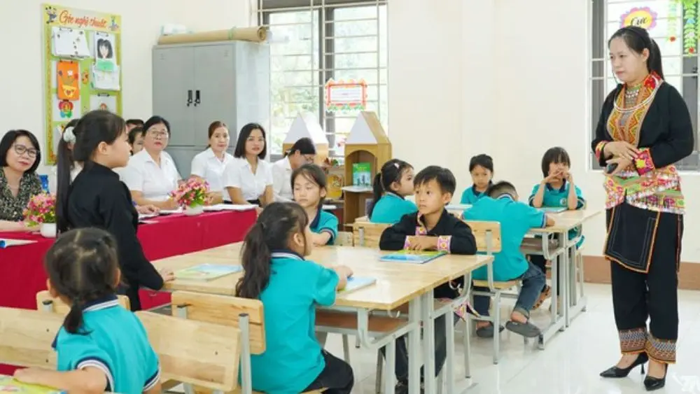 Sắp xếp cơ sở giáo dục, giảm biên chế quản lý, tăng biên chế giáo viên nhằm nâng cao chất lượng dạy học và tinh gọn bộ máy.