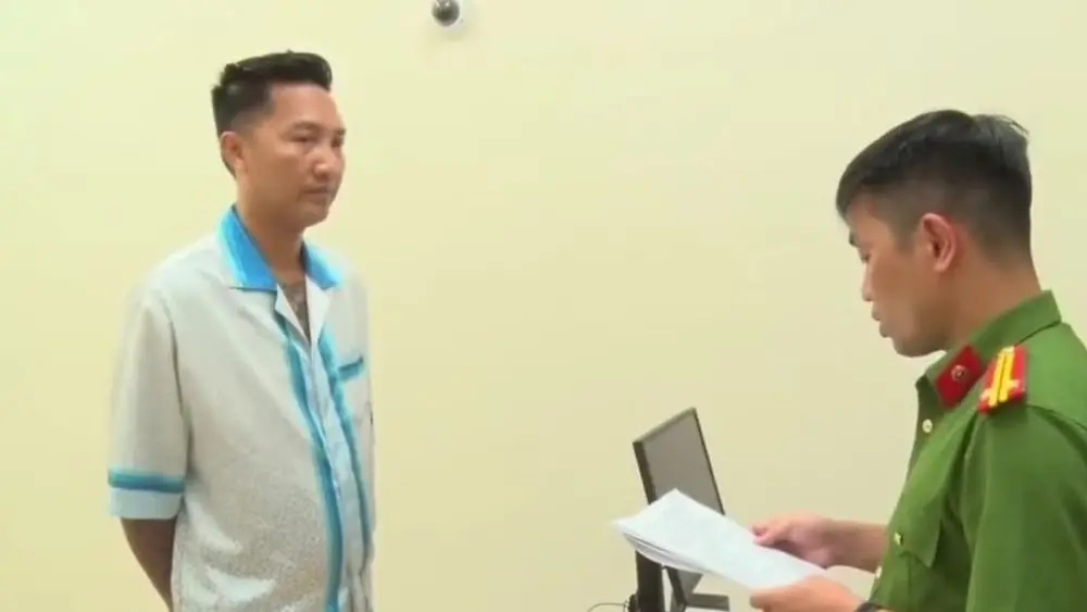 Huấn Hoa Hồng bị khởi tố về 2 tội danh, cơ quan điều tra tiếp tục làm rõ hành vi và vai trò của những người liên quan.