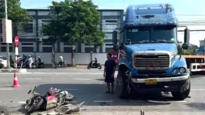 Tai nạn giao thông ở Hải Phòng rạng sáng 17/8 khiến hai người đi xe máy tử vong sau va chạm với xe đầu kéo.