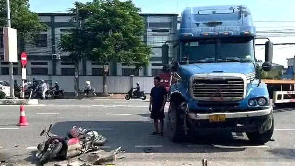 Tai nạn giao thông ở Hải Phòng rạng sáng 17/8 khiến hai người đi xe máy tử vong sau va chạm với xe đầu kéo.