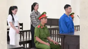 Thuốc giảm cân giả được làm từ bột mì, trà xanh, đóng gói bán trên Shopee, giúp nhóm bị cáo thu lợi bất chính 2,4 tỷ đồng.