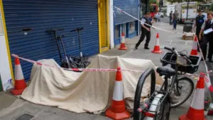 Vụ đâm dao ở London khiến một phụ nữ tử vong, một người khác bị thương; cảnh sát đã bắt giữ và truy tố nghi phạm.