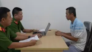 Cơ quan điều tra lấy lời khai Nguyễn Văn Chung, người bị bắt vì môi giới lừa bán một thửa đất cho nhiều người, chiếm đoạt 1 tỷ 92 triệu đồng.