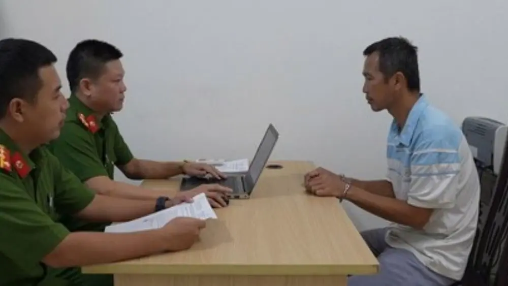 Cơ quan điều tra lấy lời khai Nguyễn Văn Chung, người bị bắt vì môi giới lừa bán một thửa đất cho nhiều người, chiếm đoạt 1 tỷ 92 triệu đồng.