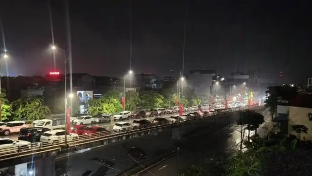 Nước sông Cầu vượt báo động 2, người dân Thái Nguyên đưa ô tô lên nơi cao để chủ động phòng ngập trong đêm.