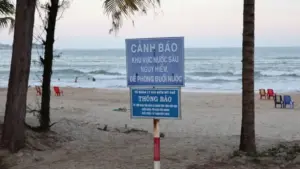 5 học sinh được lực lượng cứu nạn đưa vào bờ an toàn sau khi rơi vào rãnh sâu khi tắm biển Mỹ Khê