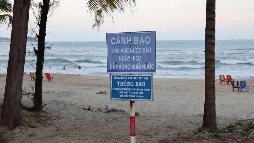 5 học sinh được lực lượng cứu nạn đưa vào bờ an toàn sau khi rơi vào rãnh sâu khi tắm biển Mỹ Khê