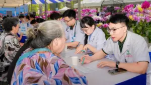 Bác sĩ tư vấn sức khỏe cho người cao tuổi tại Công viên Tao Đàn