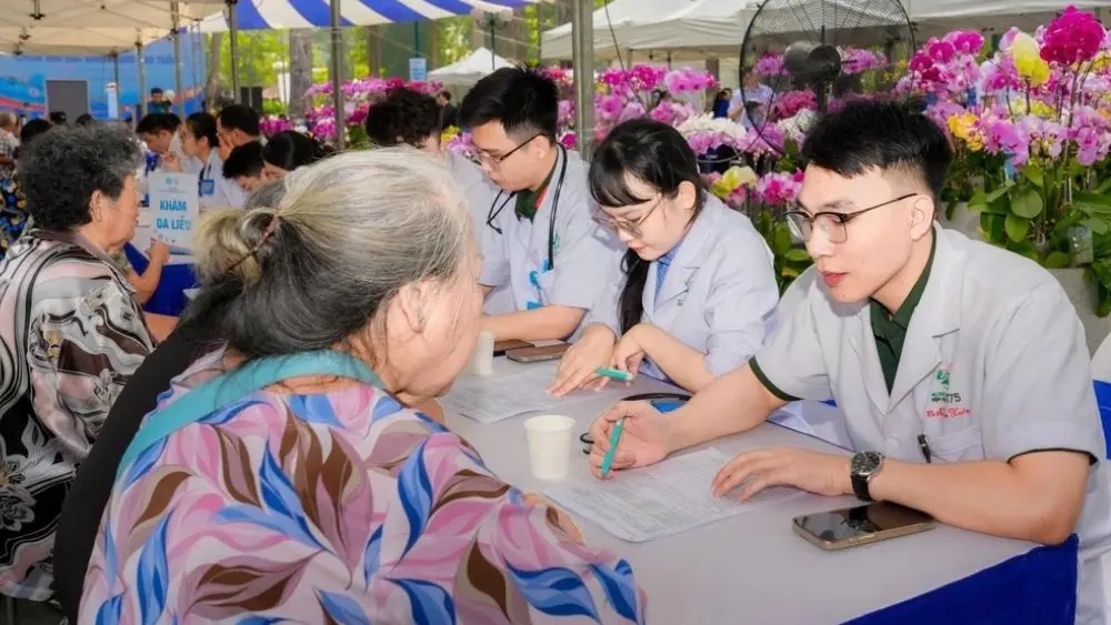 Bác sĩ tư vấn sức khỏe cho người cao tuổi tại Công viên Tao Đàn