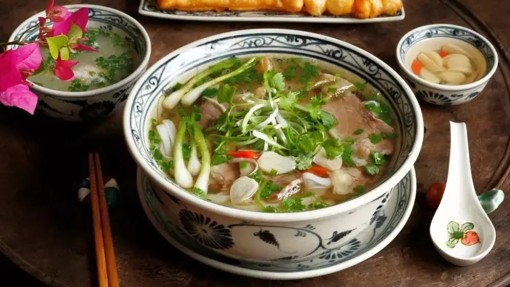 Bữa sáng với phở bò thịt nạc và nhiều rau giúp lựa chọn món ăn nhẹ bụng