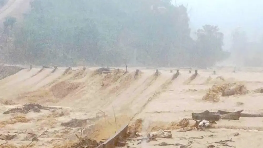 Mưa lớn ở Nghệ An khiến người đàn ông 53 tuổi bị nước cuốn tử vong khi thả lưới bắt cá tại đập khe Đá.