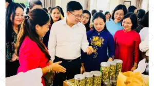 Đại biểu, khách mời tham quan các gian hàng sản phẩm OCOP của phụ nữ Thái Nguyên