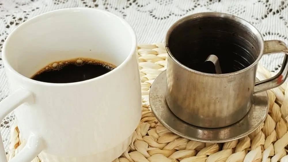 Cà phê chứa caffeine và chất chống oxy hóa, mang lại nhiều lợi ích sức khỏe. Khám phá thời điểm uống cà phê tốt nhất.