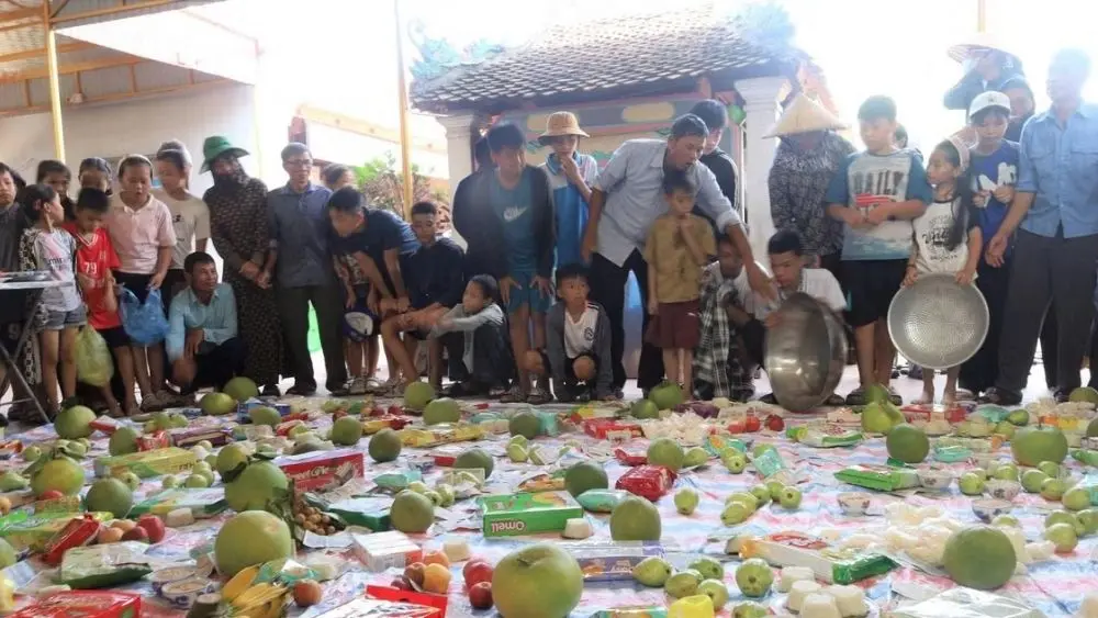 Lễ “cướp cô hồn” Rằm tháng Bảy tại Đền Chỉ Thiện thu hút người dân, góp phần gìn giữ nét sinh hoạt văn hóa dân gian qua nhiều thế hệ.