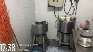 Hình ảnh nơi sản xuất chả thịt lợn có sử dụng hàn the, vụ việc khiến một phụ nữ tại Hải Phòng bị khởi tố.