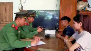 Flycam xâm phạm vùng cấm bay, 4 người ở Thanh Hóa tự nguyện giao nộp thiết bị sau khi được tuyên truyền về quy định an toàn bay.