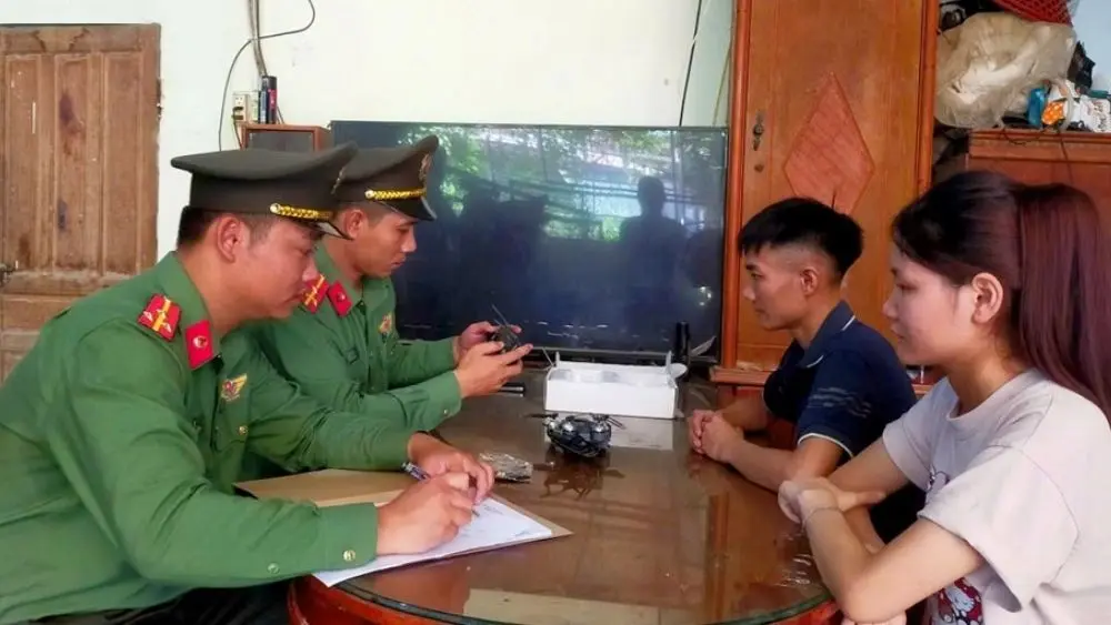 Flycam xâm phạm vùng cấm bay, 4 người ở Thanh Hóa tự nguyện giao nộp thiết bị sau khi được tuyên truyền về quy định an toàn bay.