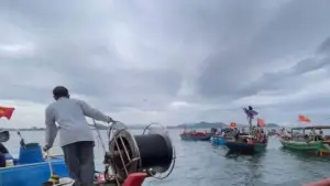 Hai tàu cá Nghệ An chìm gần cảng Cửa Lò sau khi gặp giông mạnh, gió lớn. Bốn thuyền viên được ứng cứu an toàn.