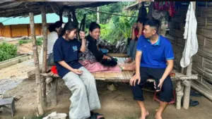 Học sinh bỏ học ở Tà Cóm trở lại lớp sau những nỗ lực vận động bền bỉ của thầy cô Trường THCS Trung Lý.