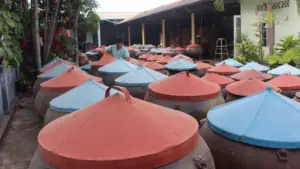 Nghề nước mắm Phan Thiết hơn 300 năm được gìn giữ qua phương pháp ủ chượp truyền thống, góp phần lưu giữ giá trị văn hóa biển.