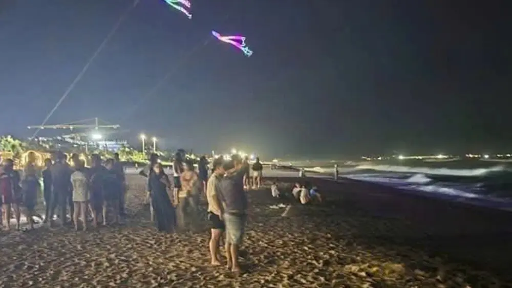 Du khách nước ngoài bị sóng lớn cuốn mất tích khi đứng gần mép nước ở biển Tuy Hòa, lực lượng cứu hộ đang nỗ lực tìm kiếm.
