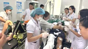 Hai người đàn ông ở Nghệ An bị bỏng nặng do điện phóng khi dựng quán cà phê gần đường dây điện.
