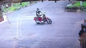 Bệnh nhân tâm thần trốn khỏi bệnh viện ở Đắk Lắk, lấy xe máy của người dân rồi bỏ chạy trước khi được lực lượng chức năng đưa về.