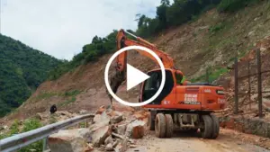 Tảng đá lớn lăn xuống tỉnh lộ 543D ở Nghệ An, lực lượng chức năng khẩn trương xử lý điểm sạt lở, bảo đảm giao thông.