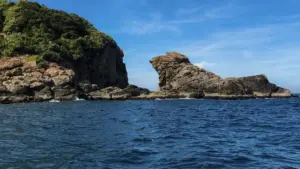 Mũi Nghê thu hút du khách bởi vẻ đẹp hoang sơ nhưng tiềm ẩn nhiều nguy hiểm do địa hình hiểm trở và dòng hải lưu phức tạp.