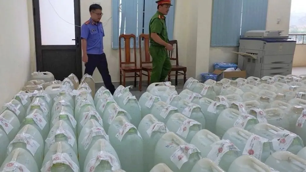 Khởi tố người phụ nữ ở Quảng Ngãi bị cáo buộc pha cồn với nước lã thành rượu bán. Vụ việc cảnh báo nguy cơ mất an toàn thực phẩm.