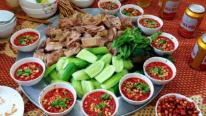 Ăn tiết canh, cụ bà 69 tuổi bị nhiễm trùng đường ruột và hạ kali máu phải nhập viện. Bác sĩ khuyến cáo không sử dụng thực phẩm sống.