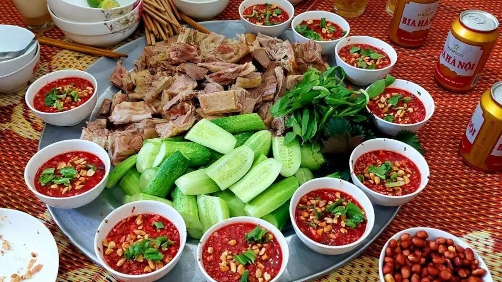 Ăn tiết canh, cụ bà 69 tuổi bị nhiễm trùng đường ruột và hạ kali máu phải nhập viện. Bác sĩ khuyến cáo không sử dụng thực phẩm sống.