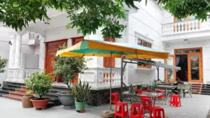 Quán hủ tiếu 30.000 đồng trong biệt thự ở TPHCM tạm nghỉ vì khách tăng mạnh, có ngày bán tới 250 tô.
