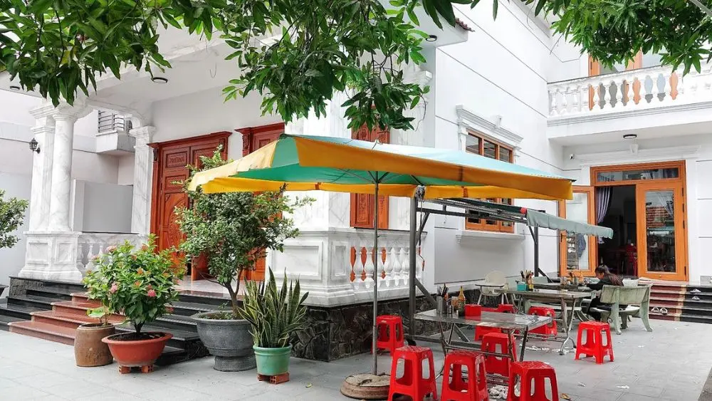 Quán hủ tiếu 30.000 đồng trong biệt thự ở TPHCM tạm nghỉ vì khách tăng mạnh, có ngày bán tới 250 tô.