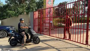 Bạo hành trẻ em tại chùa Bầu khiến 5 cháu được đưa đi kiểm tra, giám định thương tích. Cơ quan chức năng đang xác minh vụ việc.