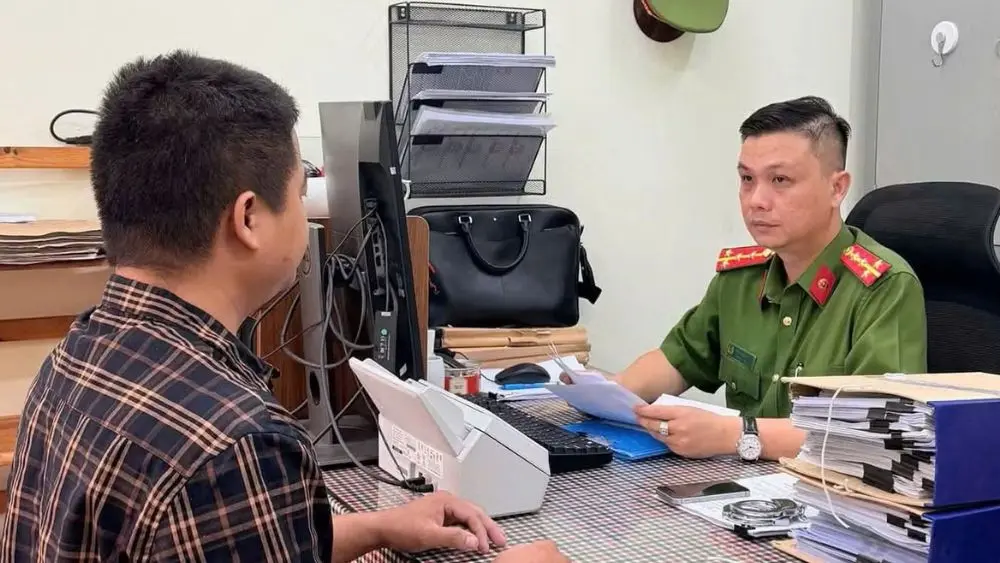 Khởi tố giám đốc bán gần 34.000 cuốn sách giáo khoa giả, tổng giá trị hàng hóa gần 598 triệu đồng tại Đồng Nai.