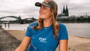 Nữ VĐV Đức Nathalie Pohl thực hiện thử thách bơi liên tục 200 km từ Frankfurt đến Cologne để gây quỹ dạy trẻ em bơi.