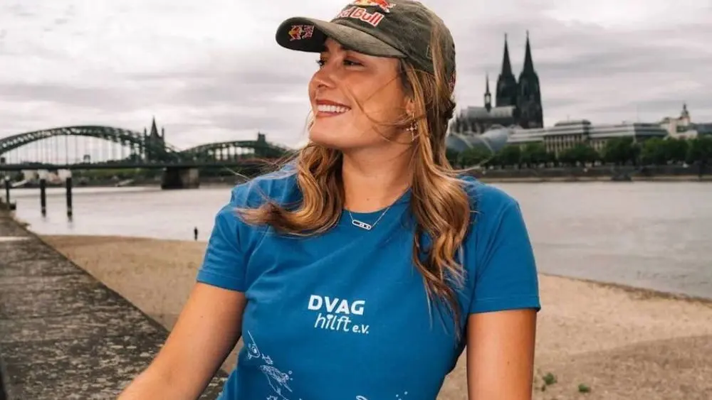 Nữ VĐV Đức Nathalie Pohl thực hiện thử thách bơi liên tục 200 km từ Frankfurt đến Cologne để gây quỹ dạy trẻ em bơi.