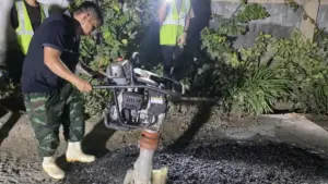 Chuyện đẹp ở Nghệ An: Anh Lê Văn Hòa cùng nhóm thiện nguyện vá ổ gà miễn phí, góp phần giúp người dân đi lại an toàn hơn.