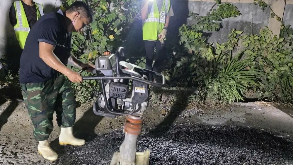 Chuyện đẹp ở Nghệ An: Anh Lê Văn Hòa cùng nhóm thiện nguyện vá ổ gà miễn phí, góp phần giúp người dân đi lại an toàn hơn.
