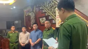 Khởi tố, bắt tạm giam Chi cục trưởng Chi cục Chăn nuôi và Thú y vùng I cùng 5 cán bộ để điều tra hành vi nhận hối lộ trong vụ án buôn lậu.