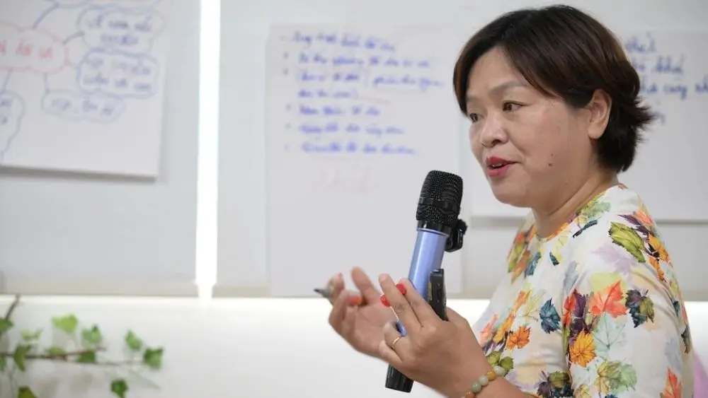 Cha mẹ nóng giận có thể khiến trẻ học theo cách phản ứng tiêu cực. Chuyên gia gợi ý cách đồng hành, kết nối và giúp trẻ điều hòa cảm xúc.