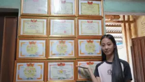 Cô bé mồ côi Trân Châu vượt khó, phụ bà bán ốc và trở thành thủ khoa ngành Sư phạm Ngữ văn, Đại học Phạm Văn Đồng.